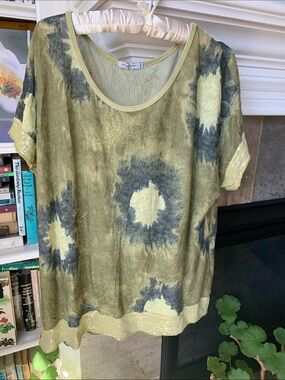 Angela Mara Short Sleeve Scoop Neck Tee in Yellow-Green and Charcoal